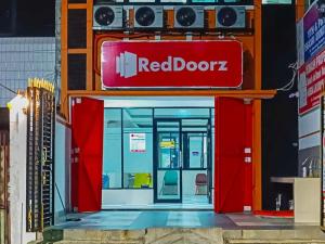 Exteriér nebo vchod ubytování RedDoorz near Stasiun Senen