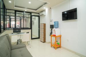 TV a/nebo společenská místnost v ubytování RedDoorz near Stasiun Senen