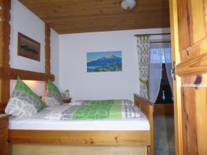 Ein Bett oder Betten in einem Zimmer der Unterkunft Haus am Reschenberg Ferienwohnungen