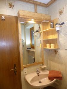 Ein Badezimmer in der Unterkunft Haus am Reschenberg Ferienwohnungen