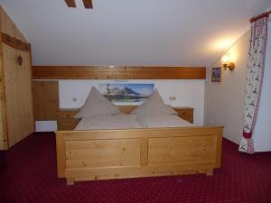 Ein Bett oder Betten in einem Zimmer der Unterkunft Haus am Reschenberg Ferienwohnungen