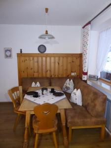 Ein Sitzbereich in der Unterkunft Haus am Reschenberg Ferienwohnungen