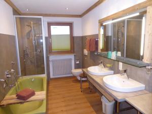 Ein Badezimmer in der Unterkunft Haus am Reschenberg Ferienwohnungen
