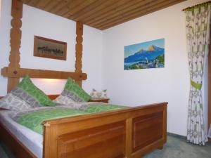 Ein Bett oder Betten in einem Zimmer der Unterkunft Haus am Reschenberg Ferienwohnungen