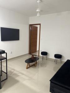 sala de estar con sofá, mesa y sillas en RM hospedagem, en Cabo Frío