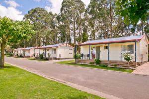 una fila de casas móviles al lado de una carretera en Warragul Gardens Holiday Park en Warragul