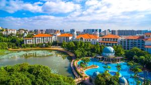 Ein Blick auf den Pool von der Unterkunft Guangzhou Phoenix City Hotel oder aus der Nähe