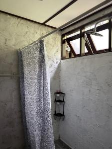 una tenda per la doccia in una stanza con finestre di Sentosa Janda Baik a Kampong Sum Sum