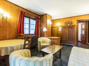 Appartement La Clusaz, 2 pièces, 4 personnes - FR-1-437-5にあるシーティングエリア