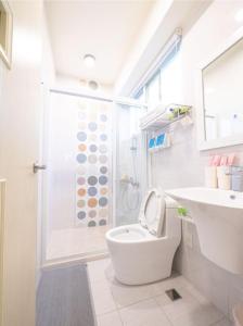 吉安的住宿－藍海筑夢城民宿，带淋浴、卫生间和盥洗盆的浴室