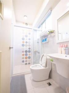 un bagno con doccia, WC e lavandino di Lan Hai Chu Meng B&B a Ji'an