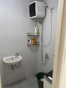 Koupelna v ubytování Deli Junli at Tokyo Riverside Apartemen PIK 2, Sewa Mingguan & Bulanan