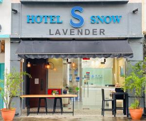 a hotel showroom with a table in front of it at Snow Hotel Lavender in Singapore