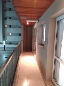 科尔多瓦Departamento Alta Cordoba "Lautaro", con Pileta的走廊,带窗户的建筑和走廊