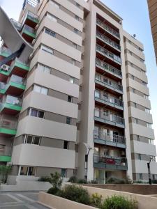 un gran edificio de apartamentos frente a una calle en Departamento Alta Cordoba "Lautaro", con Pileta en Córdoba