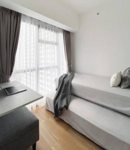 Postel nebo postele na pokoji v ubytování Cozy Japandi 2BR at Gading Serpong near BSD