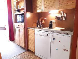 Kuchyňa alebo kuchynka v ubytovaní Studio Cabine cosy pour 6 pers. avec TV, kitchenette équipée et casier à ski à Piau-Engaly - FR-1-457-319 + 3 fotografie