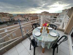 Balkón alebo terasa v ubytovaní Appartement T2 Mezzanine, 6 personnes, proche plage, parking, Valras-Plage - FR-1-701-39