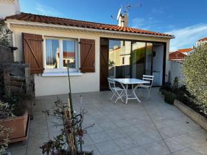 Fotografia z galérie ubytovania Charmante maison 4 pers avec terrasse, à 1 km des plages, animaux acceptés - FR-1-540-176 v destinácii Notre-Dame-de-Monts