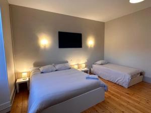 Photo de la galerie de l'établissement Gîte de charme à Artenay : 5 chambres, jardin clos, proche Orléans et Paris, idéal familles et amis - FR-1-590-269, à Artenay