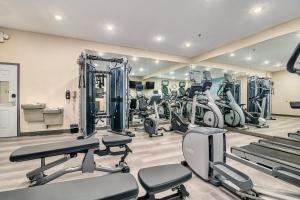 - une salle de sport avec tapis de course et machines elliptiques dans l'établissement Candlewood Suites Longview, an IHG Hotel, à Longview
