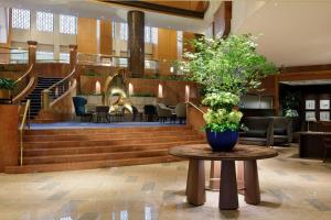 um lobby com uma mesa com uma planta sobre ele em Yokohama Bay Sheraton Hotel and Towers em Yokohama