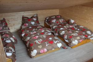 3 camas en una esquina de una habitación en Chatka Pod Bukovkou en Červená Voda