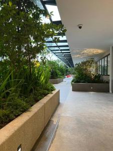 un pasillo en un edificio con plantas y plantas en [3BR, 5px] Lavile @ Sunway Velocity Mall, en Kuala Lumpur