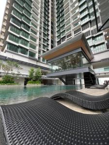 una vista de un edificio con una mesa delante de él en [3BR, 5px] Lavile @ Sunway Velocity Mall, en Kuala Lumpur