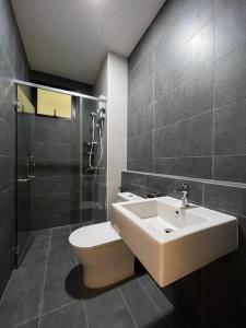 ein Bad mit einem Waschbecken, einem WC und einer Dusche in der Unterkunft [3BR, 5px] Lavile @ Sunway Velocity Mall in Kuala Lumpur