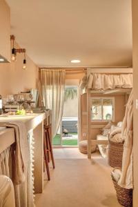 kuchnia z przyczepą mieszkalną z łóżkiem piętrowym w obiekcie Suite con Jacuzzi en la montaña. w mieście Llombay