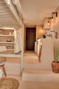 korytarz ze schodami w domu z drzwiami w obiekcie Suite con Jacuzzi en la montaña. w mieście Llombay
