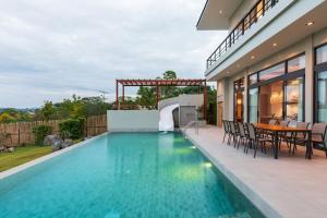 una piscina en el patio trasero de una casa en The Private Pool Villas at Civilai Hill Khao Yai, en Nong Sarai