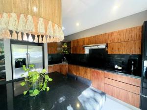 Η κουζίνα ή μικρή κουζίνα στο Luz de Luna Tulum Villa