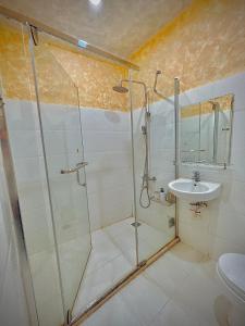y baño con ducha y lavamanos. en Cocal Home Phu Quoc Night Market, en Phu Quoc