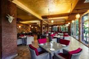 Restoran ili neka druga zalogajnica u objektu Country Inn Tarika Riverside Resort Jim Corbett