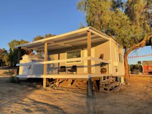 ein Haus, das auf einem Baum sitzt in der Unterkunft Rejuvenation Cottage - Wine Country Tranquility in Temecula