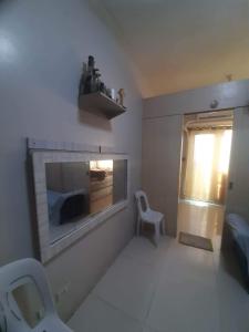 ein Wohnzimmer mit einem Kamin und einem Stuhl in der Unterkunft Condotel for long or short term in Manila