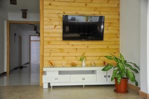 TV a/nebo společenská místnost v ubytování Asseyri Guest House