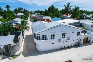 an aerial view of a white house on the beach at Asseyri Guest House in Maradhoofeydhoo