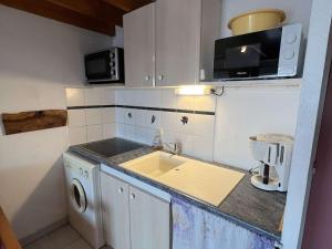 Kuchyňa alebo kuchynka v ubytovaní Appartement T2 Mezzanine, 6 personnes, proche plage, parking, Valras-Plage - FR-1-701-39