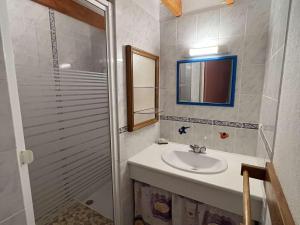 Kúpeľňa v ubytovaní Appartement T2 Mezzanine, 6 personnes, proche plage, parking, Valras-Plage - FR-1-701-39