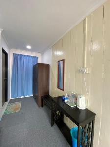ein Zimmer mit einem schwarzen Tisch und einem Zimmer mit einem Fenster in der Unterkunft OYO Home 90230 Dh Residence in Kota Belud