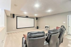 une chambre avec des chaises et un écran de projection dans l'établissement The Toasted Marshmallow Mt Jackson Retreat!, à Basye