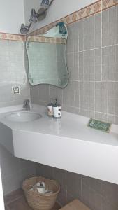 W łazience znajduje się umywalka i lustro. w obiekcie Apartamento "SA VIEIRA" BLANES COSTA BRAVA w Blanes