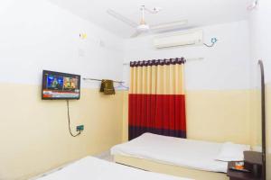 a hospital room with a bed and a tv at Hotel Al-Sarwar (Res.) in RÄjÄrbÄg