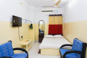 ein Krankenhauszimmer mit einem Bett und zwei Stühlen in der Unterkunft Hotel Al-Sarwar (Res.) in RÄjÄrbÄg