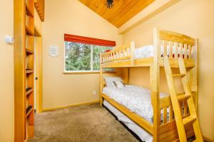 1 Schlafzimmer mit 2 Etagenbetten und einem Fenster in der Unterkunft Mountain Chalet in Girdwood
