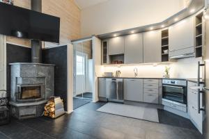 uma cozinha com um fogão e uma lareira em Holiday in Lapland - Levihovi 6B em Levi