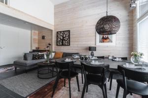 un salon avec une table, des chaises et un canapé dans l'établissement Holiday in Lapland - Levihovi 6B, à Levi